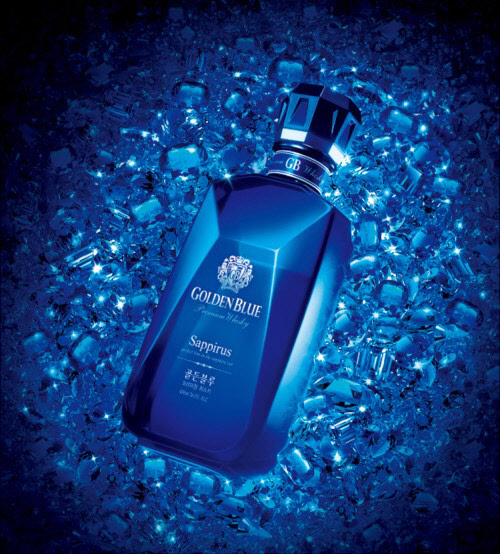 골든블루가 고급증류주 시장에 진출한다. 사진은 골든블루의 위스키 '사피루스'. <골든블루 제공>